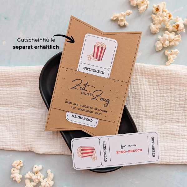 Kino Gutschein Vorlage zum Ausdrucken. Der Gutschein steckt in einer Gutscheinkarte, auf der steht „Zeit statt Zeug“. Diese Gutscheinkarte muss separat erworben werden. Liebevoll gestaltete Druckvorlagen, um ganz einfach einen Gutschein Kino selber basteln zu können.