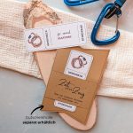 Klettern Gutschein Vorlage zum Ausdrucken. Der Gutschein steckt in einer Gutscheinkarte, auf der steht „Zeit statt Zeug“. Diese Gutscheinkarte muss separat erworben werden. Liebevoll gestaltete Druckvorlagen, um ganz einfach einen Gutschein Klettern selber basteln zu können.