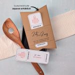 Kochabend Gutschein Vorlage zum Ausdrucken. Der Gutschein steckt in einer Gutscheinkarte, auf der steht „Zeit statt Zeug“. Diese Gutscheinkarte muss separat erworben werden. Liebevoll gestaltete Druckvorlagen, um ganz einfach einen Gutschein Kochabend selber basteln zu können.