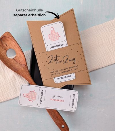 Kochabend Gutschein Vorlage zum Ausdrucken. Der Gutschein steckt in einer Gutscheinkarte, auf der steht „Zeit statt Zeug“. Diese Gutscheinkarte muss separat erworben werden. Liebevoll gestaltete Druckvorlagen, um ganz einfach einen Gutschein Kochabend selber basteln zu können.