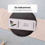 Gutschein Konzert Druckvorlage als PDF zum Downloaden. Auf dem Konzert-Gutschein sind ein Mikrofon und Scheinwerfer im Aquarellstil abgebildet.