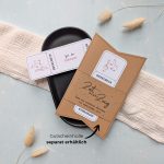 Konzert Gutschein Vorlage zum Ausdrucken. Der Gutschein steckt in einer Gutscheinkarte, auf der steht „Zeit statt Zeug“. Diese Gutscheinkarte muss separat erworben werden. Liebevoll gestaltete Druckvorlagen, um ganz einfach einen Gutschein Konzert selber basteln zu können.