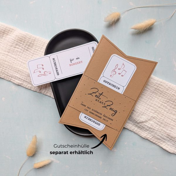 Konzert Gutschein Vorlage zum Ausdrucken. Der Gutschein steckt in einer Gutscheinkarte, auf der steht „Zeit statt Zeug“. Diese Gutscheinkarte muss separat erworben werden. Liebevoll gestaltete Druckvorlagen, um ganz einfach einen Gutschein Konzert selber basteln zu können.