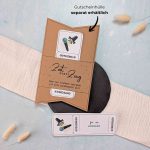 Konzert Gutschein Vorlage zum Ausdrucken. Der Gutschein steckt in einer Gutscheinkarte, auf der steht „Zeit statt Zeug“. Diese Gutscheinkarte muss separat erworben werden. Liebevoll gestaltete Druckvorlagen, um ganz einfach einen Gutschein Konzert selber basteln zu können.