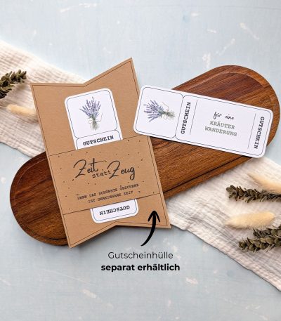 Kräuterwanderung Gutschein Vorlage zum Ausdrucken. Der Gutschein steckt in einer Gutscheinkarte, auf der steht „Zeit statt Zeug“. Diese Gutscheinkarte muss separat erworben werden. Liebevoll gestaltete Druckvorlagen, um ganz einfach einen Gutschein Kräuterwanderung selber basteln zu können.
