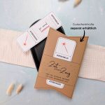 Lasertag Gutschein Vorlage zum Ausdrucken. Der Gutschein steckt in einer Gutscheinkarte, auf der steht „Zeit statt Zeug“. Diese Gutscheinkarte muss separat erworben werden. Liebevoll gestaltete Druckvorlagen, um ganz einfach einen Gutschein Lasertag selber basteln zu können.