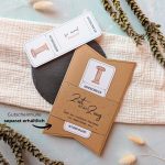 Museum Gutschein Vorlage zum Ausdrucken. Der Gutschein steckt in einer Gutscheinkarte, auf der steht „Zeit statt Zeug“. Diese Gutscheinkarte muss separat erworben werden. Liebevoll gestaltete Druckvorlagen, um ganz einfach einen Gutschein Museum selber basteln zu können.