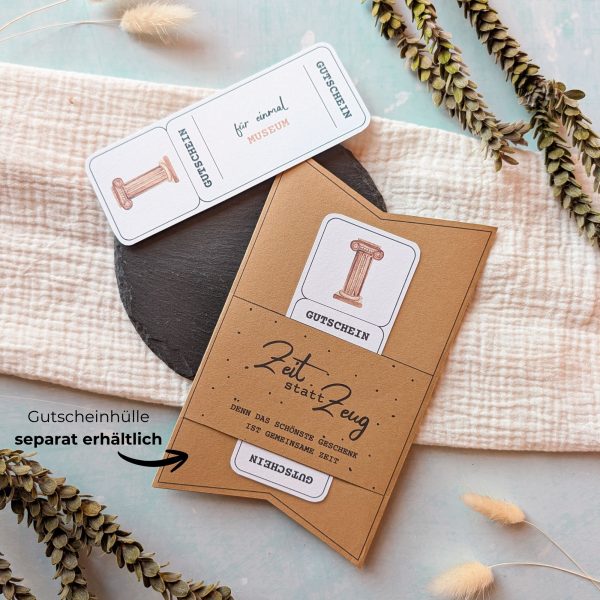 Museum Gutschein Vorlage zum Ausdrucken. Der Gutschein steckt in einer Gutscheinkarte, auf der steht „Zeit statt Zeug“. Diese Gutscheinkarte muss separat erworben werden. Liebevoll gestaltete Druckvorlagen, um ganz einfach einen Gutschein Museum selber basteln zu können.