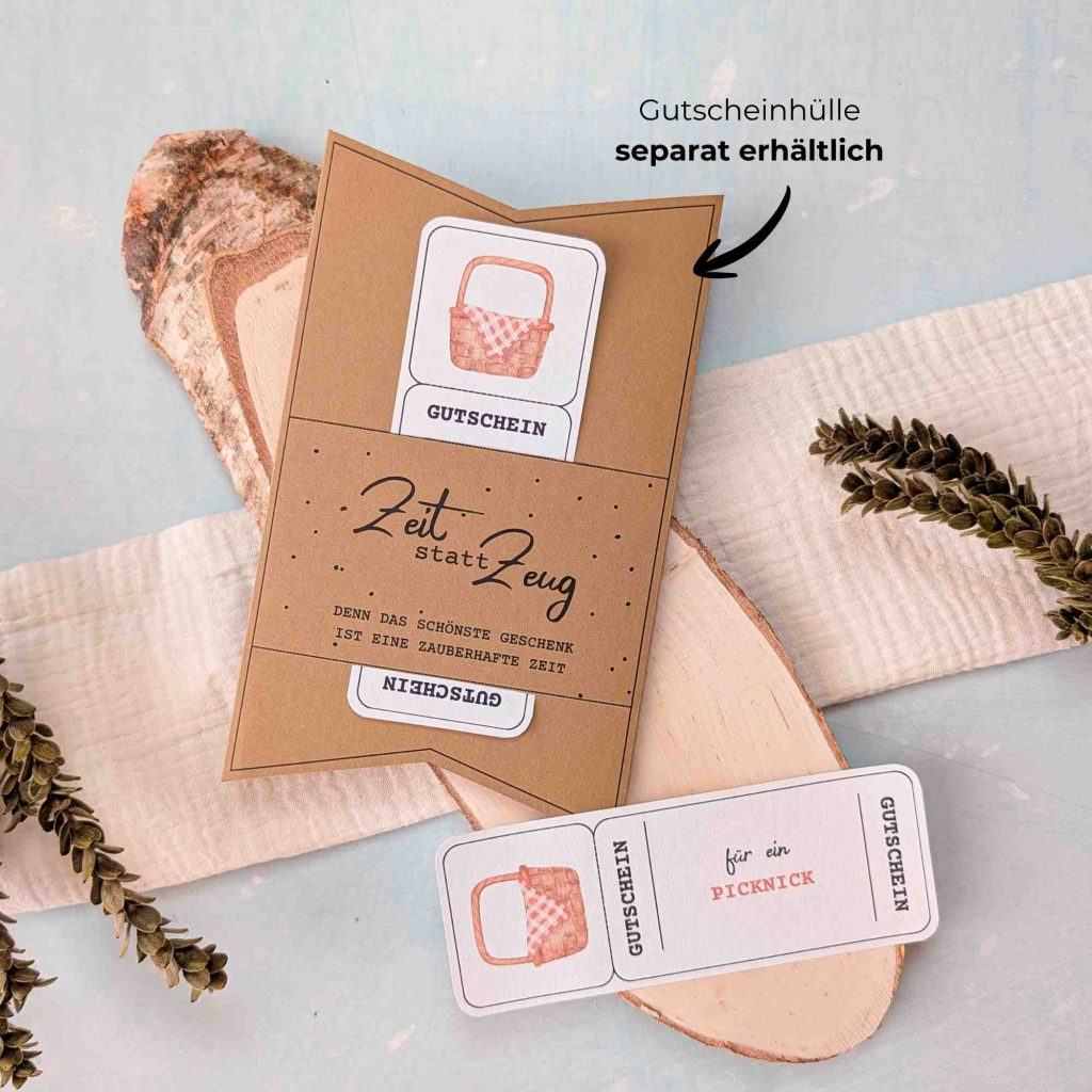 Picknick Gutschein Vorlage zum Ausdrucken. Der Gutschein steckt in einer Gutscheinkarte, auf der steht „Zeit statt Zeug“. Diese Gutscheinkarte muss separat erworben werden. Liebevoll gestaltete Druckvorlagen, um ganz einfach einen Gutschein Picknick selber basteln zu können.