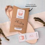 Picknick Gutschein Vorlage zum Ausdrucken. Der Gutschein steckt in einer Gutscheinkarte, auf der steht „Zeit statt Zeug“. Diese Gutscheinkarte muss separat erworben werden. Liebevoll gestaltete Druckvorlagen, um ganz einfach einen Gutschein Picknick selber basteln zu können.