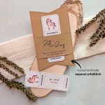 Reiten Gutschein Vorlage zum Ausdrucken. Der Gutschein steckt in einer Gutscheinkarte, auf der steht „Zeit statt Zeug“. Diese Gutscheinkarte muss separat erworben werden. Liebevoll gestaltete Druckvorlagen, um ganz einfach einen Gutschein Reiten selber basteln zu können.