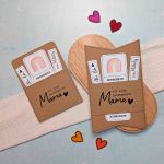 Gutschein Muttertag verpacken. Druckvorlage für eine Gutscheinkarte bzw. Gutscheinhülle, auf der steht „Für eine zauberhafte Mama“.