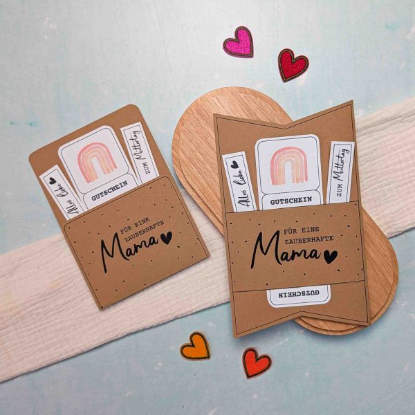 Gutschein Muttertag verpacken. Druckvorlage für eine Gutscheinkarte bzw. Gutscheinhülle, auf der steht „Für eine zauberhafte Mama“.
