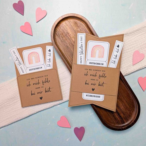 Gutschein Valentinstag verpacken. Druckvorlage für eine Gutscheinkarte bzw. Gutscheinhülle, auf der steht „Ich mag einfach wie ich mich fühle, wenn du bei mir bist“.