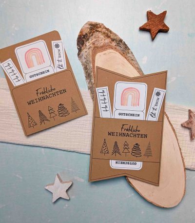 Gutschein Weihnachten verpacken. Druckvorlage für eine Gutscheinkarte bzw. Gutscheinhülle, auf der steht „Fröhliche Weihnachten“.