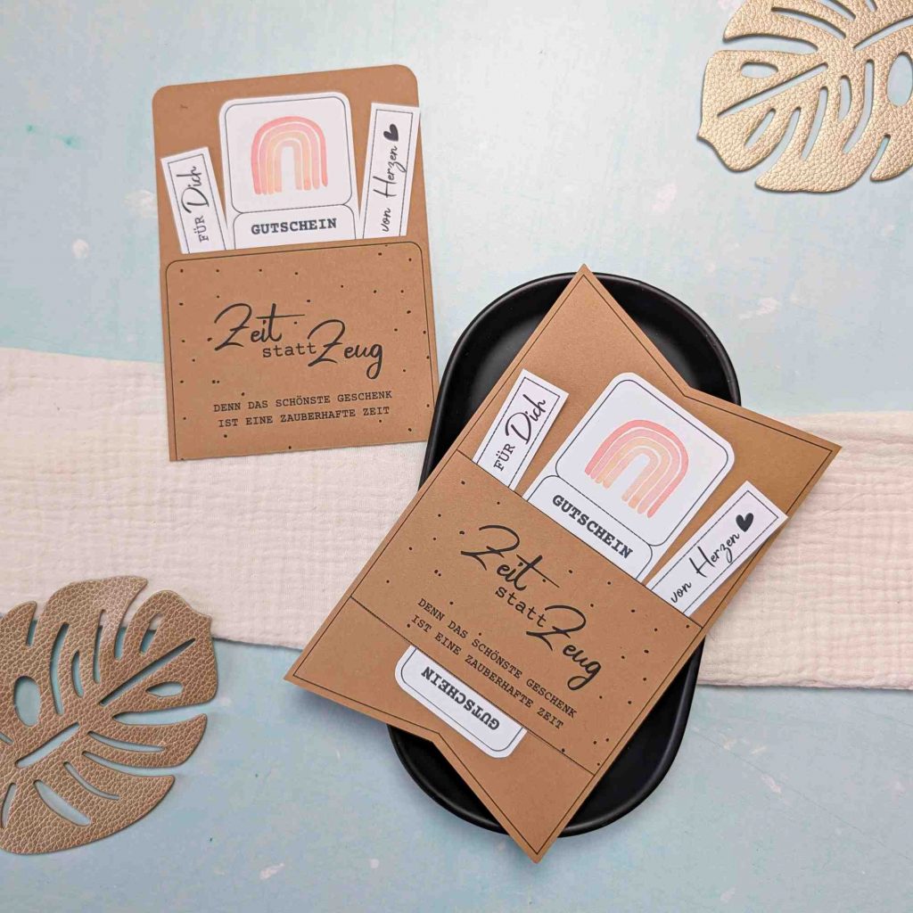 Gutschein Zauberhafte Zeit statt Zeug verpacken. Druckvorlage für eine Gutscheinkarte/Hülle, auf der steht „Zeit statt Zeug. Denn das schönste Geschenk ist eine zauberhafte Zeit“.