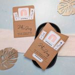 Gutschein Zauberhafte Zeit statt Zeug verpacken. Druckvorlage für eine Gutscheinkarte/Hülle, auf der steht „Zeit statt Zeug. Denn das schönste Geschenk ist eine zauberhafte Zeit“.