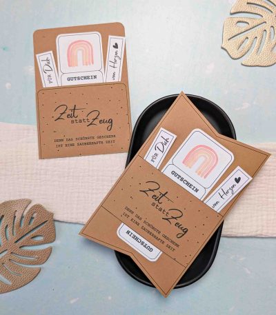 Gutschein Zauberhafte Zeit statt Zeug verpacken. Druckvorlage für eine Gutscheinkarte/Hülle, auf der steht „Zeit statt Zeug. Denn das schönste Geschenk ist eine zauberhafte Zeit“.