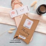 Sauna Gutschein Vorlage zum Ausdrucken. Der Gutschein steckt in einer Gutscheinkarte, auf der steht „Zeit statt Zeug“. Diese Gutscheinkarte muss separat erworben werden. Liebevoll gestaltete Druckvorlagen, um ganz einfach einen Gutschein Sauna selber basteln zu können.