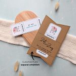 Shopping-Tag Gutschein Vorlage zum Ausdrucken. Der Gutschein steckt in einer Gutscheinkarte, auf der steht „Zeit statt Zeug“. Diese Gutscheinkarte muss separat erworben werden. Liebevoll gestaltete Druckvorlagen, um ganz einfach einen Gutschein Shopping-Tag selber basteln zu können.