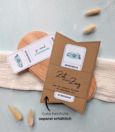 Sightseeing Gutschein Vorlage zum Ausdrucken. Der Gutschein steckt in einer Gutscheinkarte, auf der steht „Zeit statt Zeug“. Diese Gutscheinkarte muss separat erworben werden. Liebevoll gestaltete Druckvorlagen, um ganz einfach einen Gutschein Sightseeing selber basteln zu können.