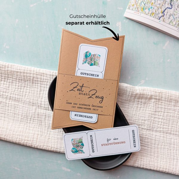 Stadtführung Gutschein Vorlage zum Ausdrucken. Der Gutschein steckt in einer Gutscheinkarte, auf der steht „Zeit statt Zeug“. Diese Gutscheinkarte muss separat erworben werden. Liebevoll gestaltete Druckvorlagen, um ganz einfach einen Gutschein Stadtführung selber basteln zu können.