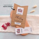 Städtetrip Gutschein Vorlage zum Ausdrucken. Der Gutschein steckt in einer Gutscheinkarte, auf der steht „Zeit statt Zeug“. Diese Gutscheinkarte muss separat erworben werden. Liebevoll gestaltete Druckvorlagen, um ganz einfach einen Gutschein Städtetrip selber basteln zu können.