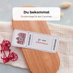 Gutschein Städtetrip Druckvorlage als PDF zum Downloaden. Auf dem Städtetrip-Gutschein ist eine Häuserfassade im Aquarellstil abgebildet.