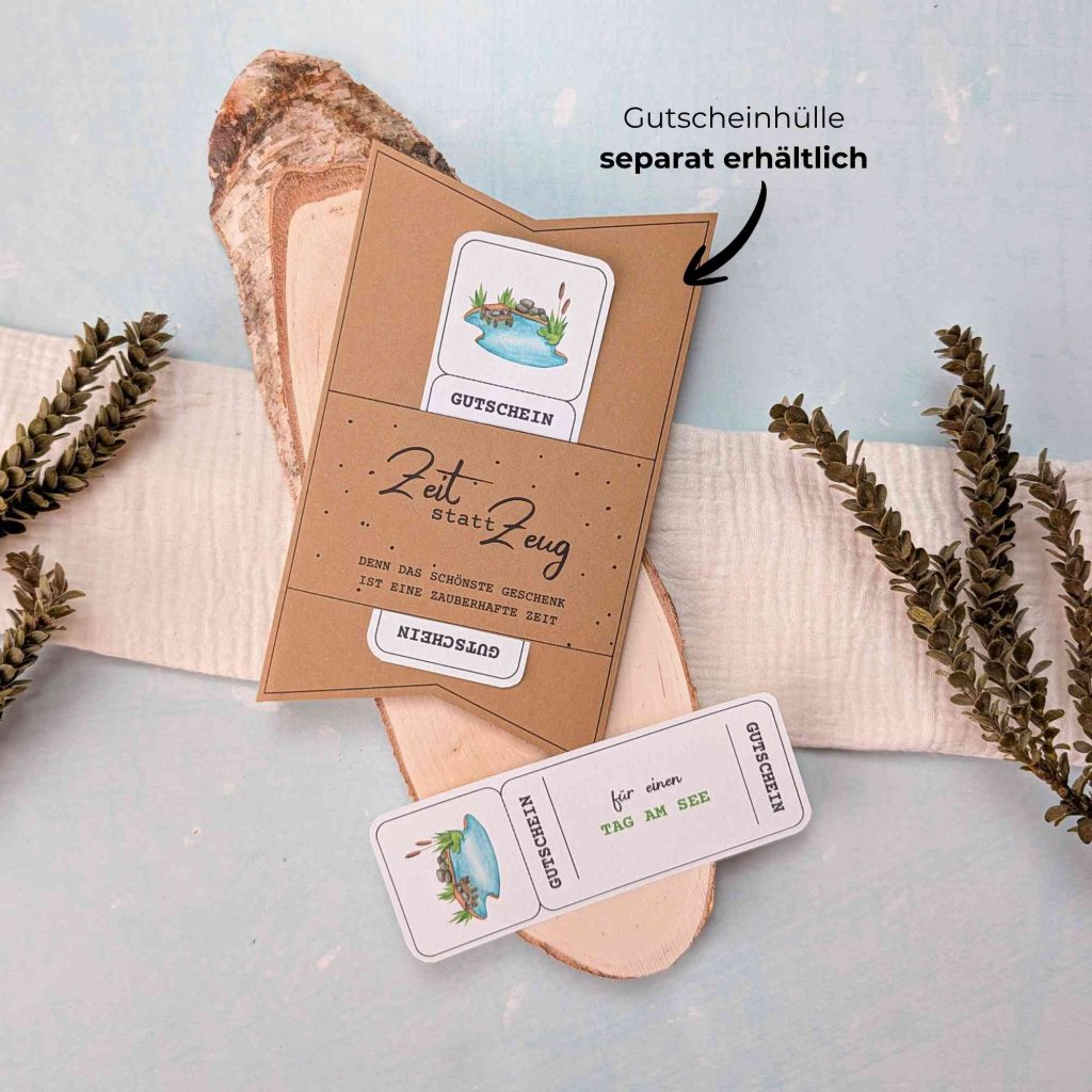 Tag am See Gutschein Vorlage zum Ausdrucken. Der Gutschein steckt in einer Gutscheinkarte, auf der steht „Zeit statt Zeug“. Diese Gutscheinkarte muss separat erworben werden. Liebevoll gestaltete Druckvorlagen, um ganz einfach einen Gutschein Tag am See selber basteln zu können.
