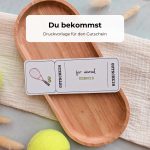 Gutschein Tennis Druckvorlage als PDF zum Downloaden. Auf dem Tennis-Gutschein sind ein Tennisschläger und ein Tennisball im Aquarellstil abgebildet.