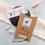 Theater Gutschein Vorlage zum Ausdrucken. Der Gutschein steckt in einer Gutscheinkarte, auf der steht „Zeit statt Zeug“. Diese Gutscheinkarte muss separat erworben werden. Liebevoll gestaltete Druckvorlagen, um ganz einfach einen Gutschein Theater selber basteln zu können.