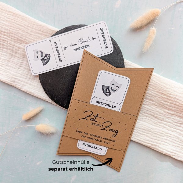 Theater Gutschein Vorlage zum Ausdrucken. Der Gutschein steckt in einer Gutscheinkarte, auf der steht „Zeit statt Zeug“. Diese Gutscheinkarte muss separat erworben werden. Liebevoll gestaltete Druckvorlagen, um ganz einfach einen Gutschein Theater selber basteln zu können.