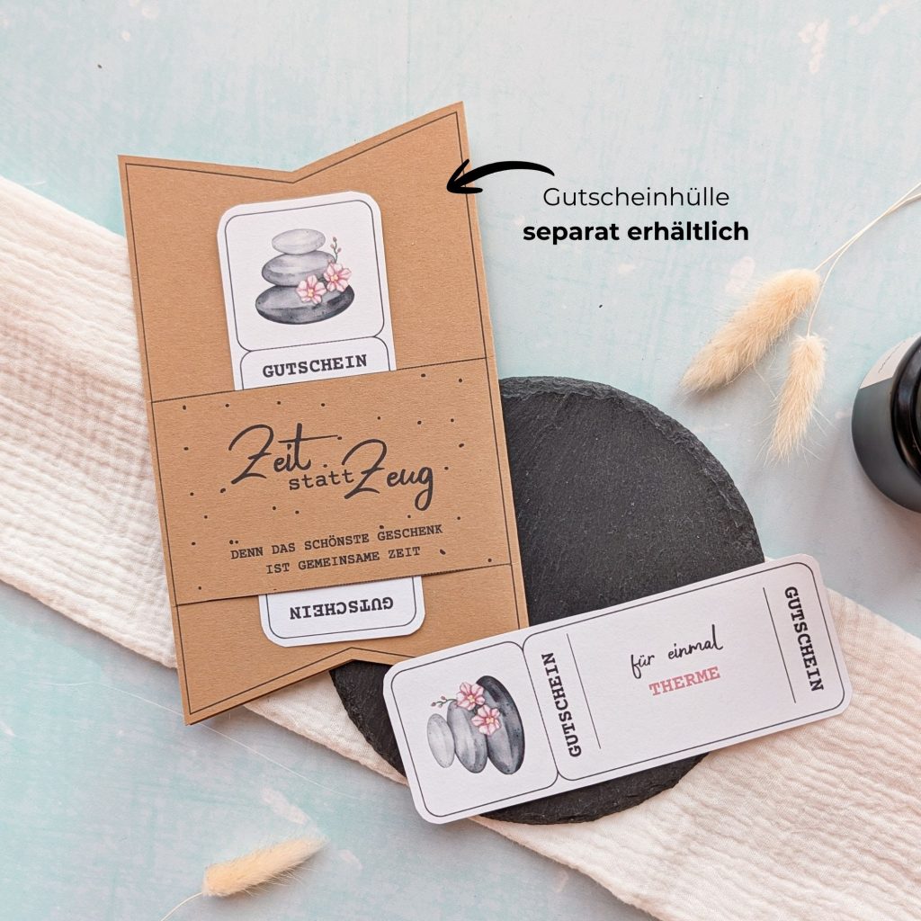 Therme Gutschein Vorlage zum Ausdrucken. Der Gutschein steckt in einer Gutscheinkarte, auf der steht „Zeit statt Zeug“. Diese Gutscheinkarte muss separat erworben werden. Liebevoll gestaltete Druckvorlagen, um ganz einfach einen Gutschein Therme selber basteln zu können.
