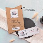 Therme Gutschein Vorlage zum Ausdrucken. Der Gutschein steckt in einer Gutscheinkarte, auf der steht „Zeit statt Zeug“. Diese Gutscheinkarte muss separat erworben werden. Liebevoll gestaltete Druckvorlagen, um ganz einfach einen Gutschein Therme selber basteln zu können.