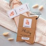 Töpferkurs Gutschein Vorlage zum Ausdrucken. Der Gutschein steckt in einer Gutscheinkarte, auf der steht „Zeit statt Zeug“. Diese Gutscheinkarte muss separat erworben werden. Liebevoll gestaltete Druckvorlagen, um ganz einfach einen Gutschein Töpferkurs selber basteln zu können.