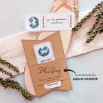 Wanderung Gutschein Vorlage zum Ausdrucken. Der Gutschein steckt in einer Gutscheinkarte, auf der steht „Zeit statt Zeug“. Diese Gutscheinkarte muss separat erworben werden. Liebevoll gestaltete Druckvorlagen, um ganz einfach einen Gutschein Wanderung selber basteln zu können.