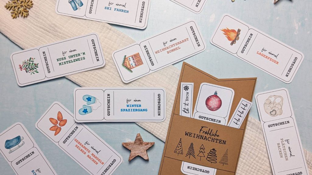 Weihnachtliche Gutscheinvorlagen zum Ausdrucken mit Motiven wie Ski fahren, Weihnachtsmarkt oder Lagerfeuer. Zeit statt Zeug Gutscheine in einer Fröhliche-Weihnachten Verpackung aus Kraftpapier.