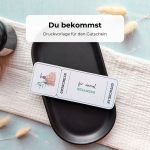 Gutschein Wellness Druckvorlage als PDF zum Downloaden. Auf dem Wellness-Gutschein ist ein braunes Fläschchen mit einem grünen Zweig im Aquarellstil abgebildet.