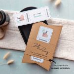 Wellness Gutschein Vorlage zum Ausdrucken. Der Gutschein steckt in einer Gutscheinkarte, auf der steht „Zeit statt Zeug“. Diese Gutscheinkarte muss separat erworben werden. Liebevoll gestaltete Druckvorlagen, um ganz einfach einen Gutschein Wellness selber basteln zu können.