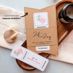 Wellness-Hotel Gutschein Vorlage zum Ausdrucken. Der Gutschein steckt in einer Gutscheinkarte, auf der steht „Zeit statt Zeug“. Diese Gutscheinkarte muss separat erworben werden. Liebevoll gestaltete Druckvorlagen, um ganz einfach einen Gutschein Wellness-Hotel selber basteln zu können.