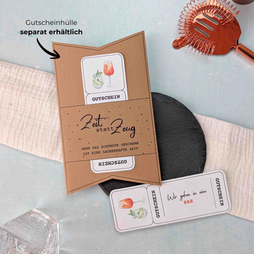 Wir gehen in eine Bar Gutschein Vorlage zum Ausdrucken. Der Gutschein steckt in einer Gutscheinkarte, auf der steht „Zeit statt Zeug“. Diese Gutscheinkarte muss separat erworben werden. Liebevoll gestaltete Druckvorlagen, um ganz einfach einen Gutschein Wir gehen in eine Bar selber basteln zu können.