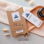 Yoga Gutschein Vorlage zum Ausdrucken. Der Gutschein steckt in einer Gutscheinkarte, auf der steht „Zeit statt Zeug“. Diese Gutscheinkarte muss separat erworben werden. Liebevoll gestaltete Druckvorlagen, um ganz einfach einen Gutschein Yoga selber basteln zu können.