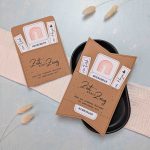 Gutschein Zeit statt Zeug verpacken. Druckvorlage für eine Gutscheinkarte bzw. Gutscheinhülle, auf der steht „Zeit statt Zeug. Denn das schönste Geschenk ist gemeinsame Zeit“.