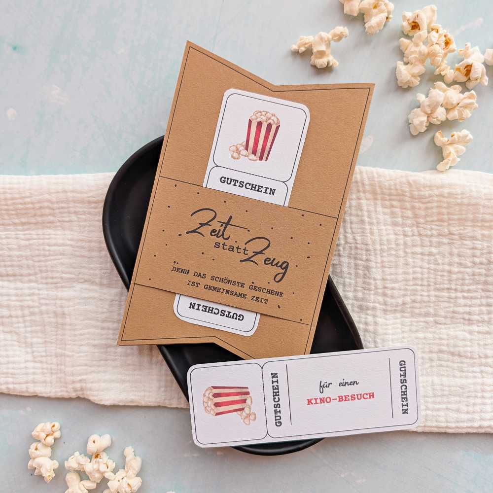 Zeit statt Zeug Kinogutschein im Popcorn-Design, präsentiert in einer Kraftpapier-Gutscheinverpackung. Kreative Druckvorlage für gemeinsame Zeit und Filmabend-Geschenke.