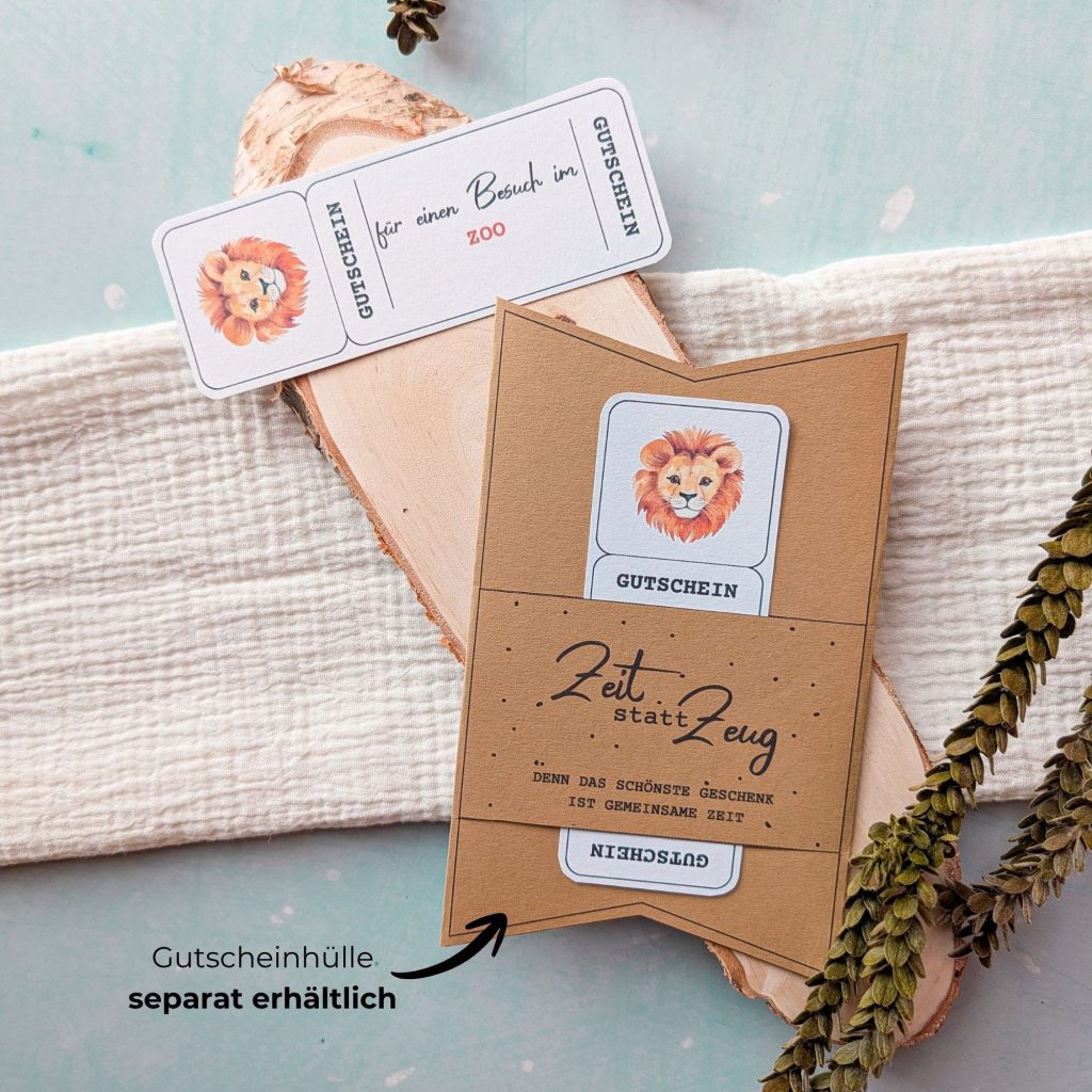 Zoo Gutschein Vorlage zum Ausdrucken. Der Gutschein steckt in einer Gutscheinkarte, auf der steht „Zeit statt Zeug“. Diese Gutscheinkarte muss separat erworben werden. Liebevoll gestaltete Druckvorlagen, um ganz einfach einen Gutschein Zoo selber basteln zu können.