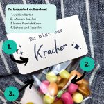 MAOAM Kracher Geschenkidee Vorlage zum Ausdrucken mit Bastelanleitung, Karton, Schere und kleinen Tütchen – einfach ausdrucken und verschenken.