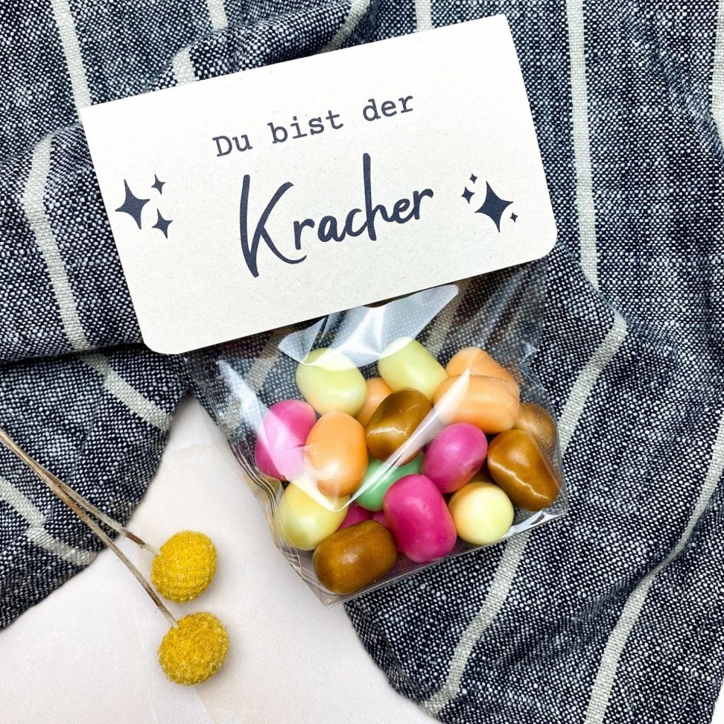 Fertige MAOAM Kracher Geschenkidee mit Etikett „Du bist der Kracher“ und bunten Bonbons in Klarsichttüte – liebevoll gestaltete DIY Vorlage zum Ausdrucken.