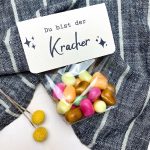 Fertige MAOAM Kracher Geschenkidee mit Etikett „Du bist der Kracher“ und bunten Bonbons in Klarsichttüte – liebevoll gestaltete DIY Vorlage zum Ausdrucken.