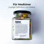 Einwegglas mit witziger Doktor-Definition als Etikett – ideales Geschenk für Medizinabsolvent:innen nach bestandener Promotion oder Staatsexamen.
