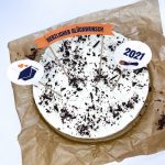 Kuchen mit drei Caketoppern: „Herzlichen Glückwunsch“, Doktorhut und Jahreszahl – selbstgemachte Deko für ein Geschenk zur Promotion oder bestandenen Prüfung.